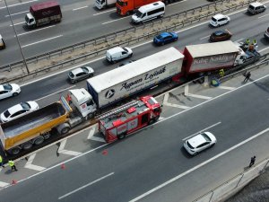 İ̇stanbul Tem Sultanbeyli Mevkiinde 3 Tır İle 1 Otomobil Zincirleme Kazaya Karıştı. Kaza Nedeniyle Trafik Durma Noktasına Geldi.