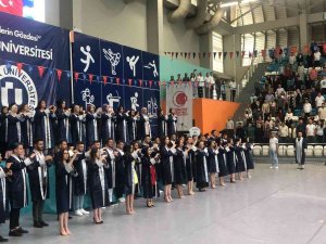 Uşak Üniversitesi Öğrencileri, İ̇stiklal Marşı’nı İşaret Diliyle Okuyarak Mezun Oldu