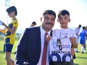 Kahramankazan Belediye Başkanı Oğuz, Minik Sporculara Spor Malzemesi Hediye Etti