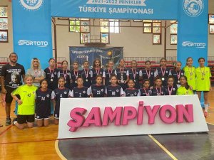 Katıldıkları İlk Turnuvadan Üç Kupa İle Geldiler