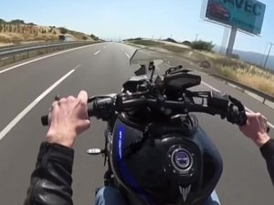 Otoyolda Trafikte Tek Teker Kullandığı Motosikletiyle Tehlike Saçtı