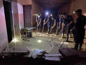 Sel Sonrası Su Basan Okullarda Temizlik Çalışmaları Sürüyor