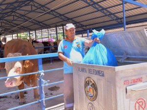 Alanya Belediyesinden “Kurban Atıklarını Poşetleyerek Çöpe Atalım” Uyarısı