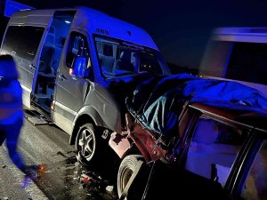 Antalya’da Tur Minibüsü Kamyonete Çarptı: 4’ü Turist 11 Yaralı