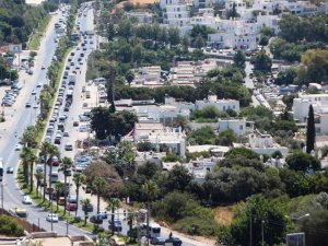 Bodrum’a Tatilci Akını Başladı: Trafik Kilitlendi, Sahillerde Adım Atacak Yer Kalmadı