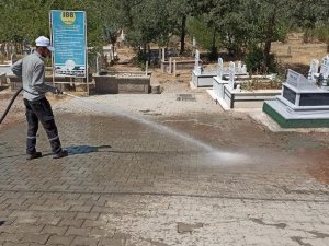 Bayram Öncesi Mezarlıklarda Hummalı Çalışma