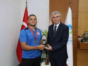 20 Yaşında En Genç Başpehlivan Unvanını Kazandı