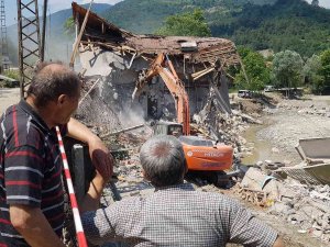 Sel Afetinde Büyük Hasar Gören Evlerinin Yıkılışını Çaresizce İzlediler