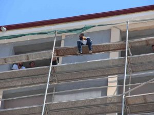 11’inci Kata Çıkıp Atlamak İstedi, Polis İkna Etti