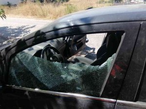 Park Halindeki Araçların Camını Kırıp Ruhsatını Aldılar