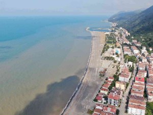 Sel Suları Karadeniz’i Kahverengiye Bürüdü