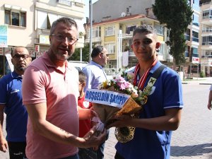 Kırkpınar’ın Tozkoparan Boyu Şampiyonuna Memleketinde Davullu Zurnalı Karşılama