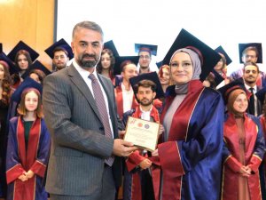 Diplomalarını Alarak Mezun Oldular
