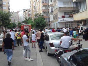 Evde Çıkan Yangında Bir İtfaiye Eri Yaralandı, 4 Vatandaş Dumandan Etkilendi