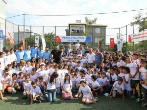 İ̇pekyolu Belediyesinden Öğrencilere Spor Malzemesi Desteği