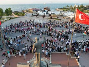 Yüzlerce Türk Ve Yabancı Çocuk Hep Birlikte ‘Atabarı’ Oynadı