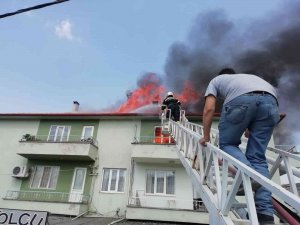 Kavaklıdere’deki Çatı Yangınında 2 Ev Kullanılamaz Hale Geldi