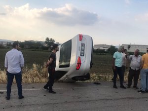 Yoldan Çıkan Otomobilin Havalanıp Takla Attığı Anlar Kamerada