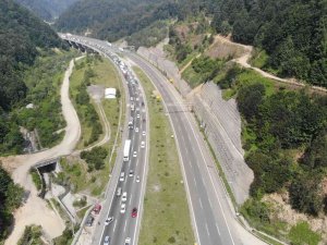 Tatilciler Bolu Dağı’nda Kilometrelerce Araç Kuyruğu Oluşturdu
