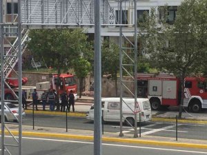 Apartmanın Çatı Katı Alevlere Teslim Oldu, 2 Daire Kullanılmaz Hale Geldi