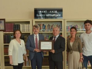 Esat Anık’tan Dpü’ye 685 Kitap Bağışı