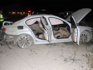 Köpeğe Çarpmamak İçin Manevra Yapınca Elektrik Direğine Çarpıp Takla Attı: 2 Yaralı