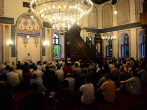 Kocaeli’de Vatandaşlar Bayram Namazı İçin Camilere Akın Etti