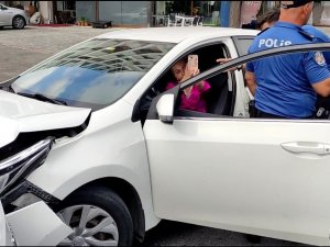 Kaza Yapan Alkollü Kadın Turist Araçtan İnmedi, İkna Etmeye Çalışan Polise Direndi