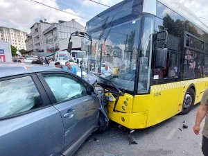 Küçükçekmece’de Kaza Yaptıkları Aracı Bırakıp Kaçtılar