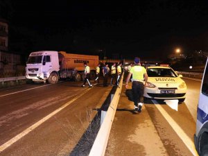 D-100’de Hafriyat Kamyonu Bariyerlere Çarptı, Şoförün Silahla Yaralandığı İddia Edildi