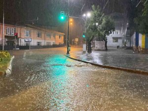 Beykoz’da Sağanak Sebebiyle Caddeler Ve Evleri Su Bastı