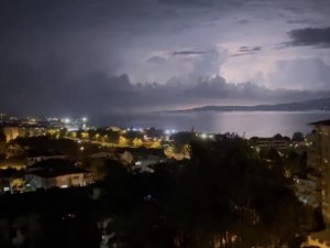 Bursa’da Şimşekler Geceyi Gündüze Çevirdi