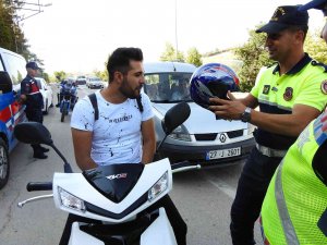 Jandarmadan Ceza Yerine Kask Hediyesi