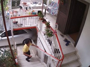 Elini Kolunu Sallayarak Girdi, Uyuyan Adamın Telefonunu Ve Ayakkabılarını Çaldı
