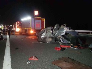 Otobanda Bariyerlere Çarpan Otomobil Karşı Şeride Geçip Devrildi: 3 Ölü, 2 Yaralı