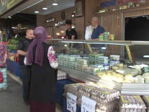 Tezgahın Önünde Bulduğu İçi Para Dolu Cüzdanı Polise Teslim Etti