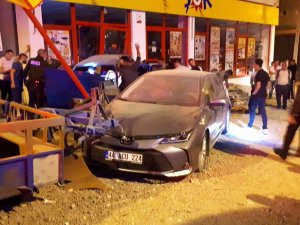 Otomobil Markete Daldı: 2 Yaralı