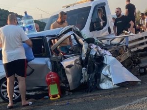 İ̇zmir’de İki Aracın Çarpıştığı Kazada Ölenlerin Sayısı 2’ye Yükseldi
