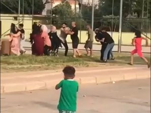 Kadınların Kavgası Erkekleri Aratmadı, Olan Çocuklara Oldu