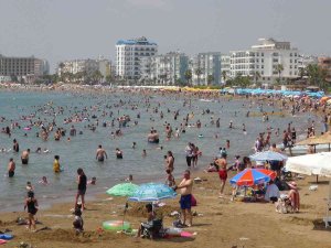Mersin Sahillerinde Oteller Dolunca Tatilciler Yerde Çadırda Ve Araçlarında Tatil Yapıyor