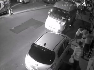 "Yan Baktın" Diyerek Bir Gence Saldırdılar: O Anlar Kameraya Yansıdı