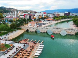 Denize Kıyısı Olmayan Kentte Kayık Keyfi