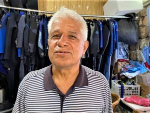 Yumurtlayan Carettaya Flaşlı Cep Telefonu Eziyeti