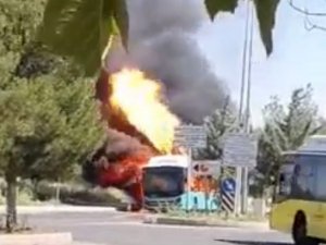 Diyarbakır’da Belediye Otobüsü Alevlere Teslim Oldu, Kısa Sürede Kül Oldu