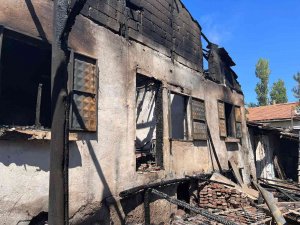 Çankırı’da Korkutan Yangın: İ̇ki Ev Kullanılamaz Hale Geldi