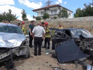 Feci Kaza, İki Otomobil Kafa Kafaya Çarpıştı: 10 Yaralı
