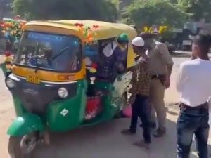 Hindistan’da 3 Kişilik Araca 27 Kişi Bindi