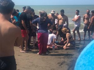Serinlemek İçin Girdiği Denizde Dalgalara Kapıldı, Cankurtaranın Çabası Anbean Görüntülendi