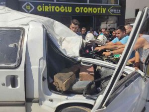 Kaza Sonrası Araçta Sıkışan Sürücü İçin Vatandaşlar Ve Ekipler Seferber Oldu