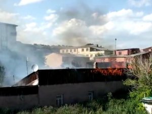 Kars’ta Tarihi Metruk Binadaki Yangın Çevre Evlere Sıçradı